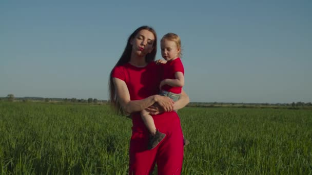 Mãe com pequena filha relaxante na natureza — Vídeo de Stock