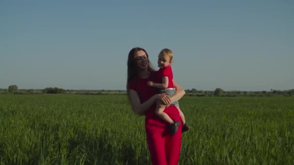 Liebevolle Mutter und Baby genießen die sommerliche Natur — Stockvideo