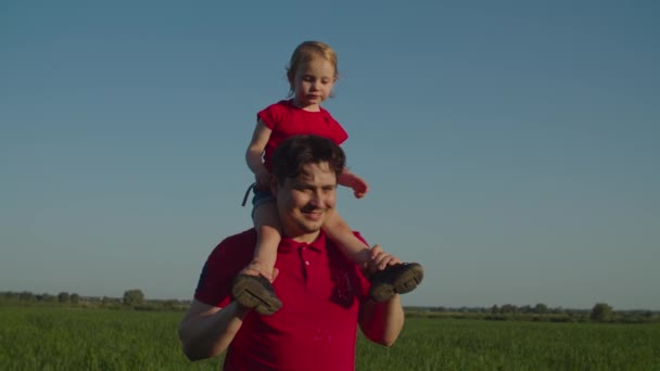 Positivo pai dando piggyback passeio para bebê menina — Vídeo de Stock