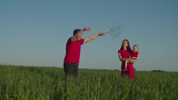 Rodina s dítětem hrát s obrovskými mýdlovými bublinami — Stock video