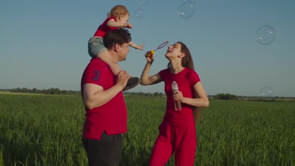 United family with child enjoying summer vacations — Stock video