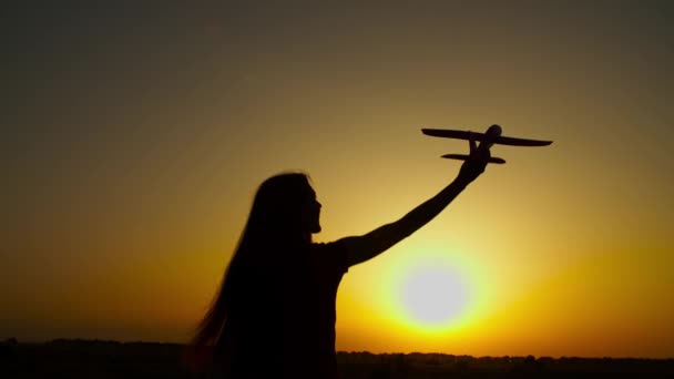 Mujer corriendo con juguete avión en la naturaleza al atardecer — Vídeos de Stock