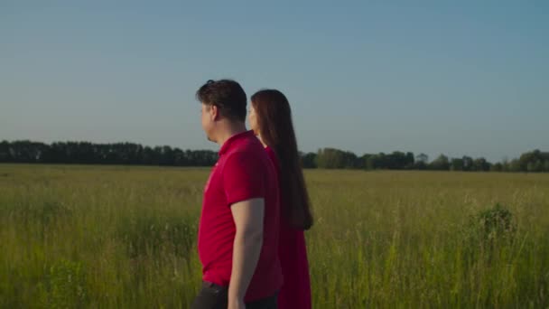 Couple détendu marchant sur le sentier rural au coucher du soleil — Video