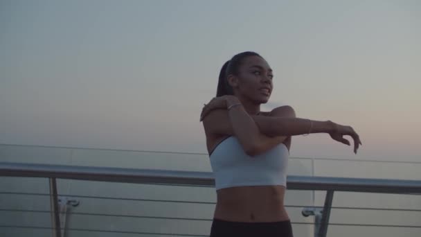 Adorável mulher desportiva aquecendo antes de correr de manhã — Vídeo de Stock