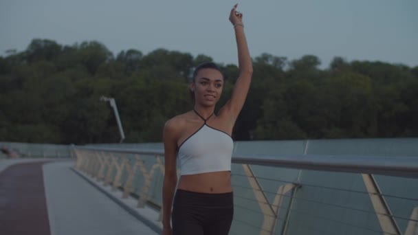 Fit vrouw stretching armspieren buiten bij dageraad — Stockvideo