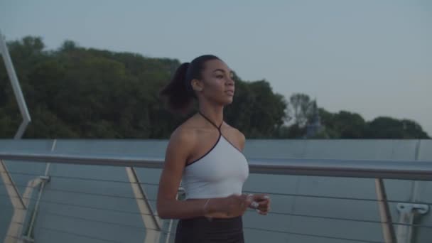 Black fit θηλυκό δρομέας τρέχει στην πόλη την αυγή — Αρχείο Βίντεο