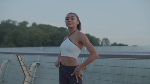 Bastante deportivo africano mujer posando al aire libre al amanecer — Vídeo de stock