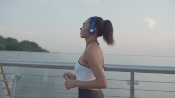 Sportivă neagră care se bucură de jogging dimineața în zori — Videoclip de stoc