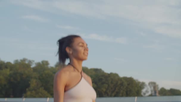 黎明时分，身强体壮的女人用跳绳锻炼身体 — 图库视频影像