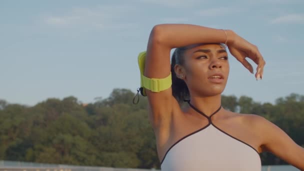 Athlète féminine essoufflée essuyant la sueur après le jogging — Video