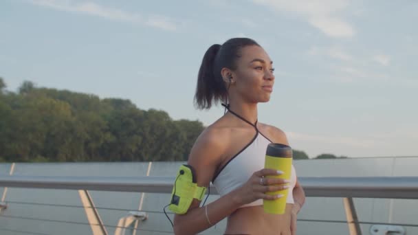 Atleta mujer bebiendo bebida energética después del entrenamiento — Vídeo de stock