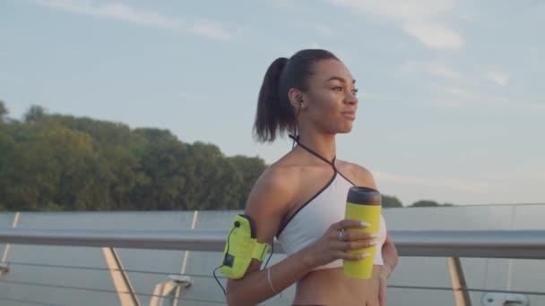 Athlète femme boire boisson énergisante après l'entraînement — Video