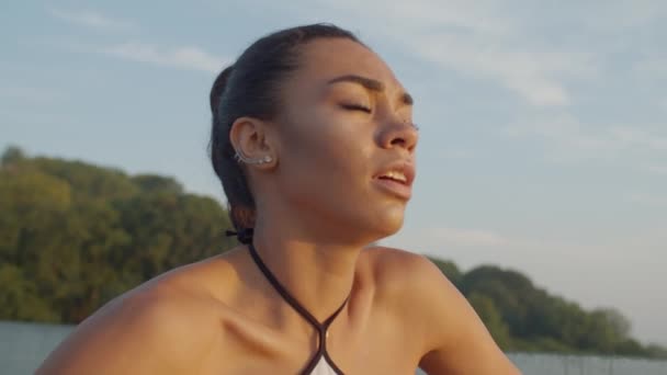 Fitness atleta femenina que respira pesadamente después de correr — Vídeo de stock