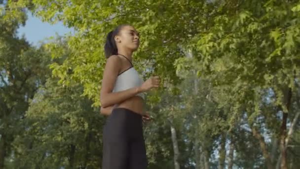 Бегунья бегает во время тренировки на открытом воздухе в парке — стоковое видео
