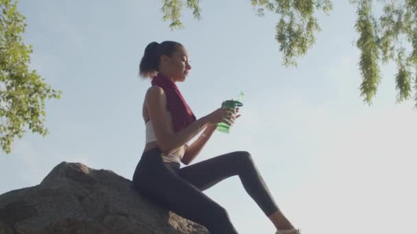 Atleet drinken energie drinken na het sporten — Stockvideo