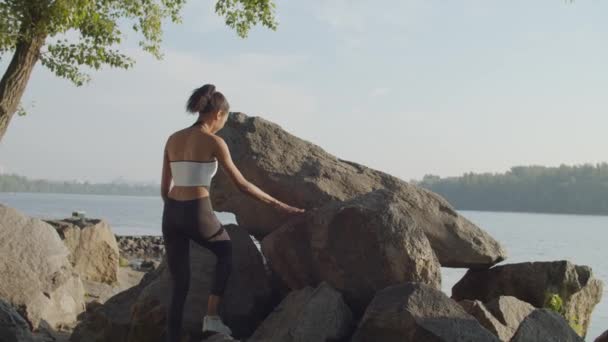 Sporty female athlete enjoying nature at sunrise — Stock Video