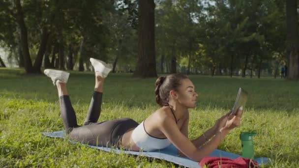Mulher com tablet assistindo treino de fitness online — Vídeo de Stock