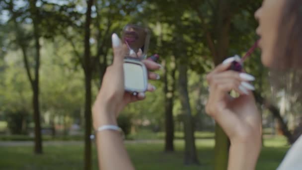 Mujer mirando en el espejo comprobando su apariencia — Vídeos de Stock