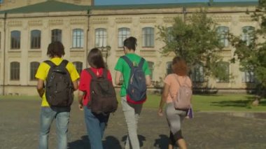 Çeşitli arkadaşlar arkadaşlarıyla vedalaşıyor.