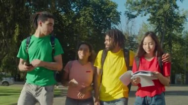 Üniversiteye giderken çeşitli öğrencilerle sohbet etmek.