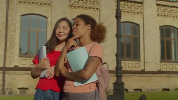 Tímido multirracial mulheres estudantes flertando com caras — Vídeo de Stock