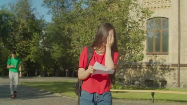 Étudiants du collège consoler ami après l'examen échoué — Video