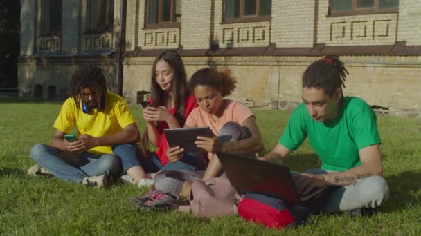 Multi-etnische studenten studeren met digitale apparaten — Stockvideo