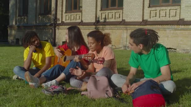 Diverse studerende nyder fritid efter at have studeret – Stock-video