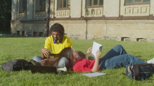 Multiethnisches Studentenpaar studiert auf dem Campus — Stockvideo