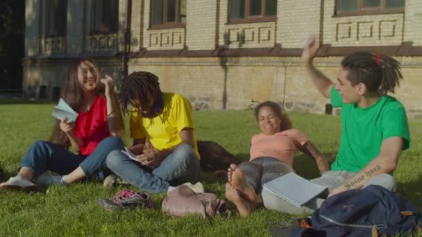 Diverse universiteitsstudenten hebben plezier op de campus — Stockvideo