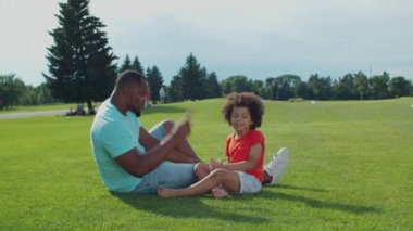 Baba ve küçük oğlu dışarıda oyun oynuyorlar.