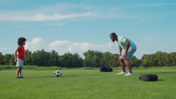 Kleiner Junge schießt Tor bei Fußballspiel im Freien — Stockvideo