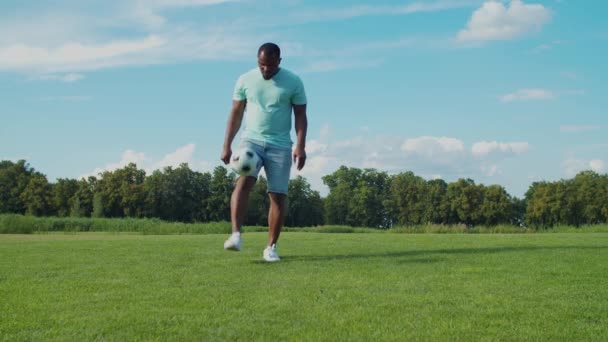 Africano homem saltando futebol bal na perna ao ar livre — Vídeo de Stock