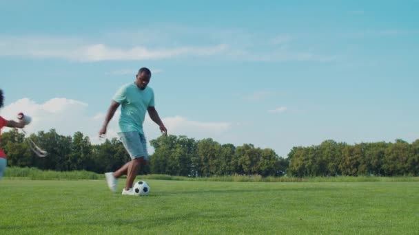 야외에서 아버지를 코치하는 어린 축구 코치 — 비디오