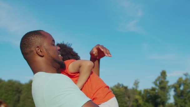 Affettuoso padre che abbraccia il bambino all'aperto — Video Stock