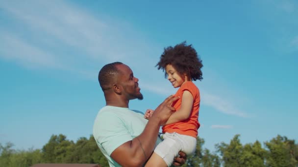 Kochający ojciec i słodki mały syn więzi w naturze — Wideo stockowe