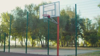 Basketbolcu dışarıda smaç basıyor.
