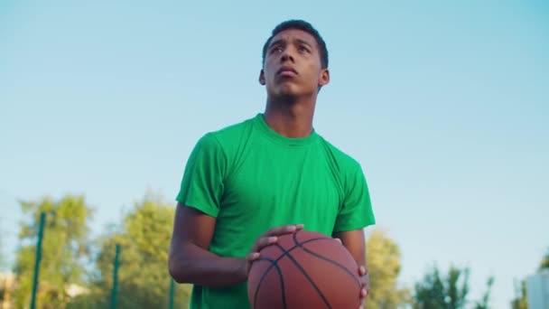 Jugador de baloncesto que dispara para marcar al aire libre — Vídeo de stock