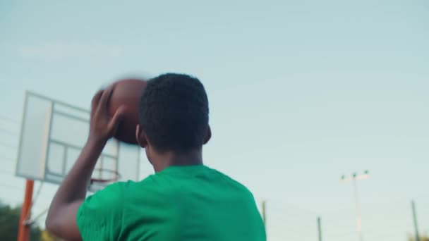 Streetball spelare skjuter två punkt skott utomhus — Stockvideo