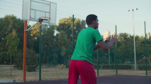 Basketballer schießen im Freien auf Feldtore — Stockvideo