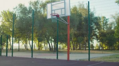 Basketbolcu güçlü smaç yapıyor.