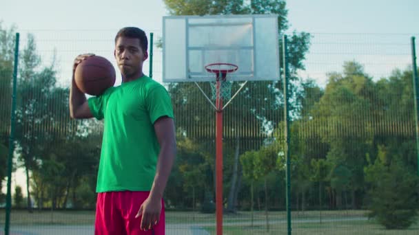 Jugador de baloncesto callejero en pista al aire libre al amanecer — Vídeos de Stock