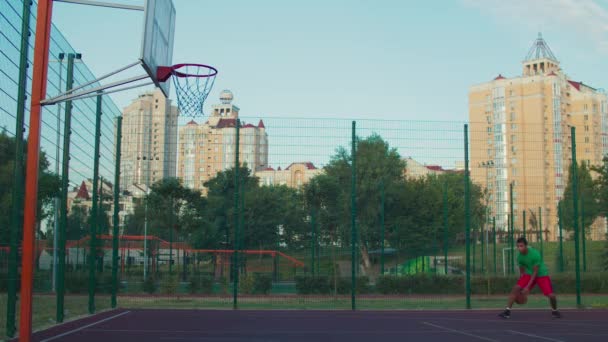 Streetball jugador realizando layup tiro al aire libre — Vídeos de Stock