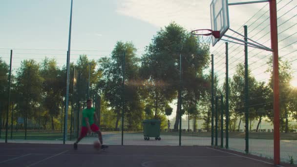 Jugador de baloncesto hábil teniendo tiro de disposición al amanecer — Vídeos de Stock