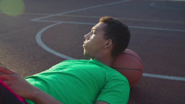 Basketballspieler mit Handypause nach dem Training — Stockvideo