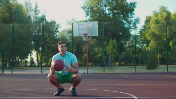 Amis jouant au basket au terrain de jeu de rue — Video