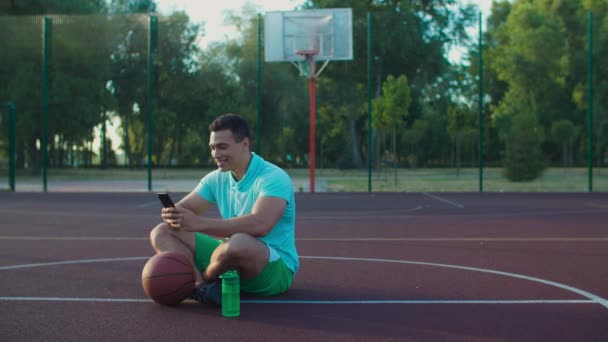 Rede de jogador de basquete com telefone na quadra — Vídeo de Stock