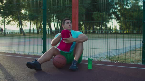 Joueur de basket fatigué se reposant après le match au tribunal — Video