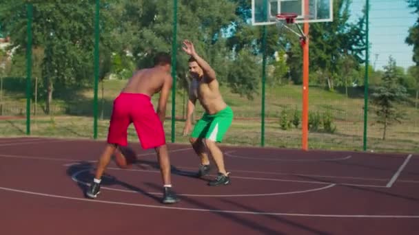 Jugadores de baloncesto sin camisa en acción en pista — Vídeos de Stock