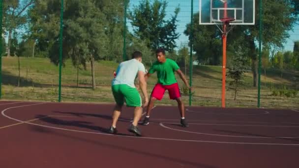 Jugador de baloncesto callejero cometiendo falta ofensiva — Vídeo de stock